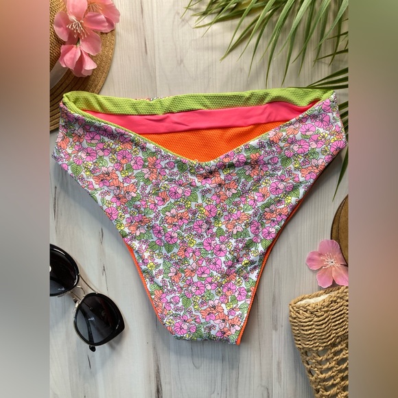 RARE Maaji 🌺 Reversible Suzy V High Rise Floral Bottoms 🐠🏄🏼‍♀️☀️ - Picture 7 of 9